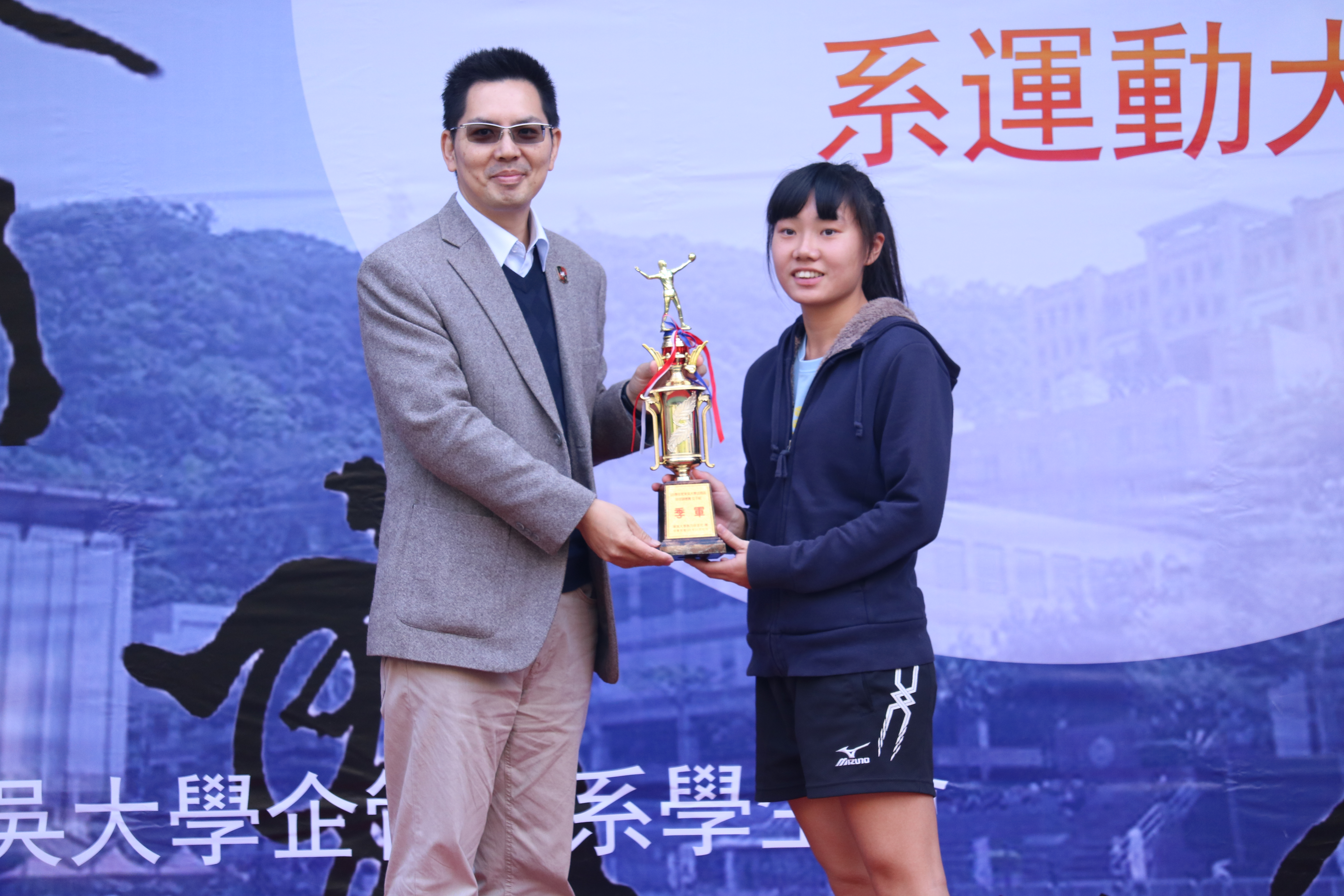 邀請胡凱傑主任擔任頒獎人,同學們開心領獎
