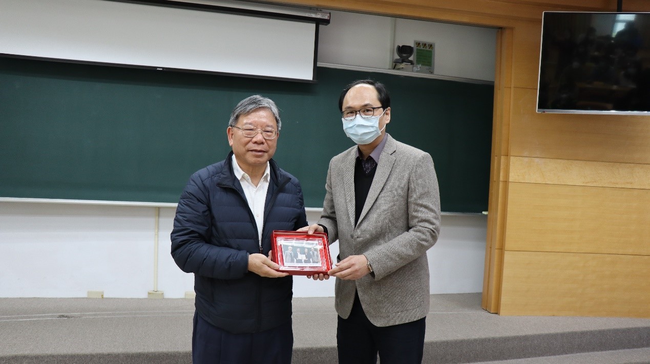 (左起)臻鼎科技集團沈慶芳董事長、王昱凱主任合影,由王主任致贈紀念品