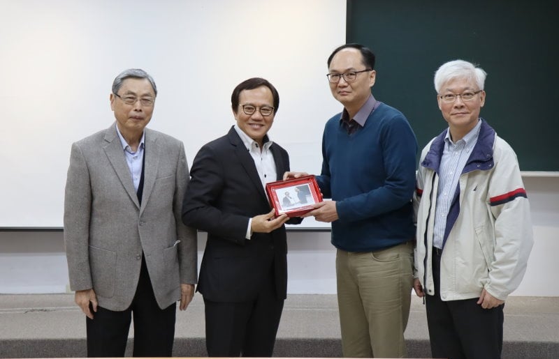 (左起)王昱凱主任、高孔廉講座教授、偉特企業股份有限公司王明祥董事長、阮金祥教授合影,由高講座教授致贈紀念品。