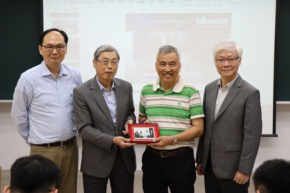 (左起)王昱凱主任、高孔廉講座教授、寶熊漁具股份有限公司張良任董事長、阮金祥教授合影,由高講座教授致贈紀念品。