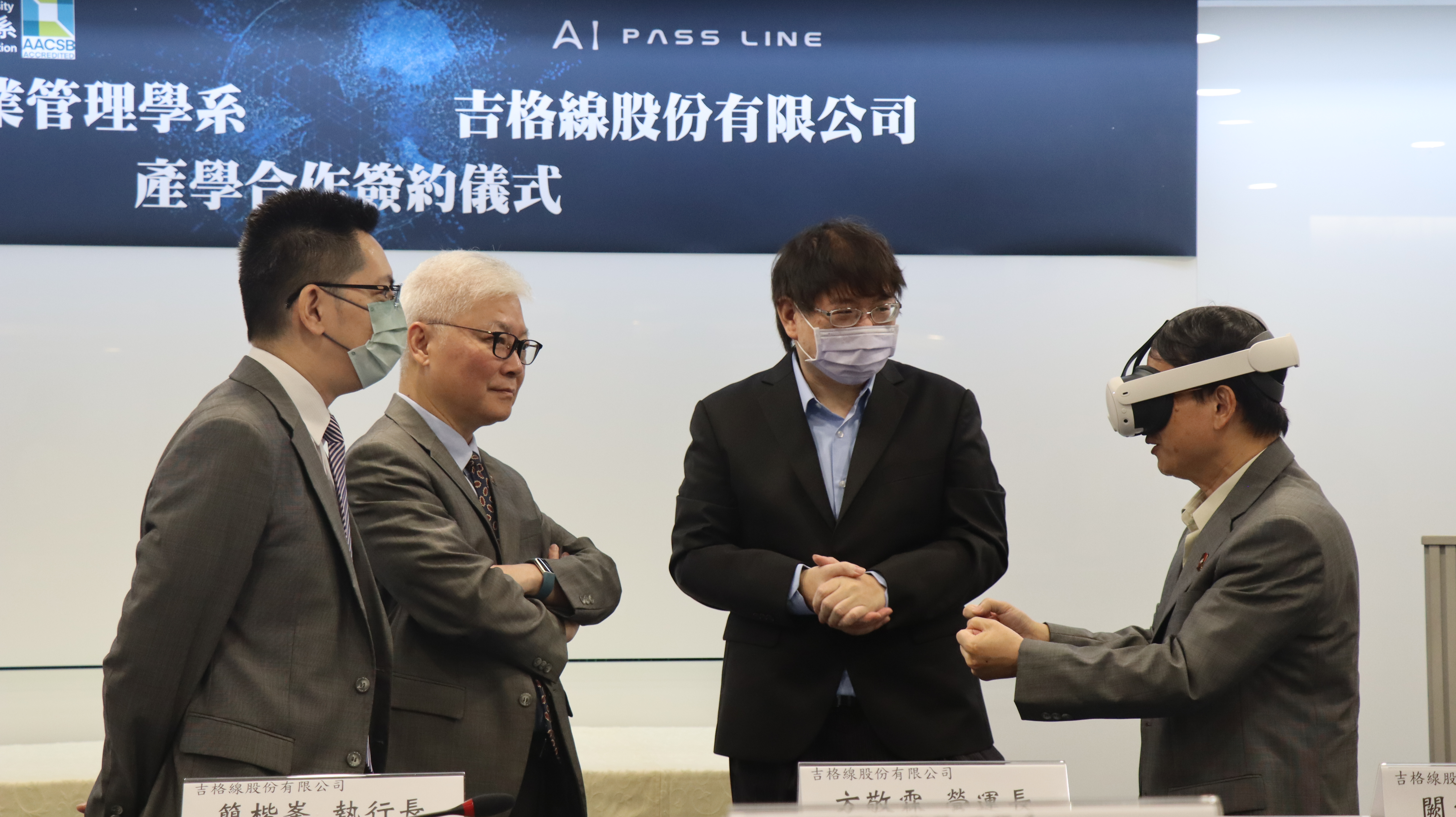 吉格線股份有限公司簡楷峯執行長(右2)進行產品說明
