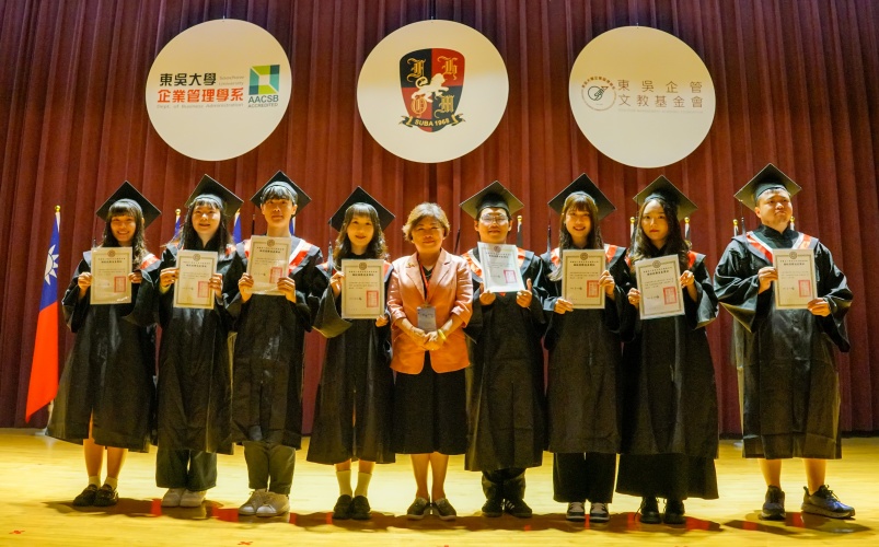 圖七：沈筱玲董事頒發大學部班級服務優良獎